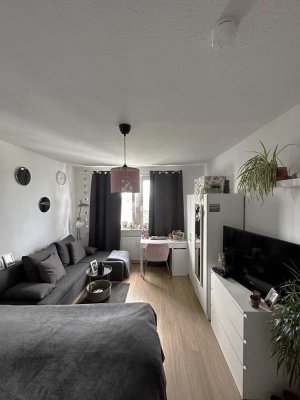 geräumige 1-Raum-Wohnung, Wannenbad mit Fenster, Keller und Stellpl. mgl.