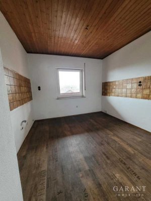 Große, sonnige 4 Zimmer-Wohnung mit überdachten Balkon und ca. 350 qm eigenem Garten!  Sofort frei !
