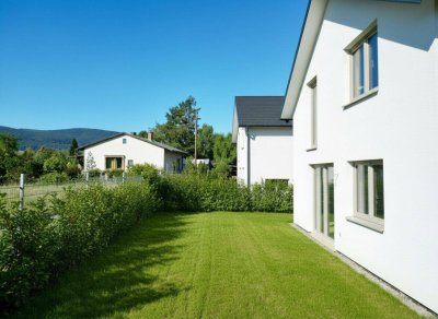 Neubau trifft Natur – zwei freistehende Massivhäuser mit 160m2 Wohnfläche, Pool und bis zu 544m2 Garten in Ruhelage