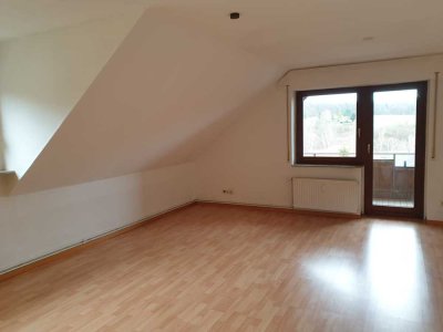 Schöne 3-Zimmer-DG-Wohnung mit Balkon und EBK in Diekholzen