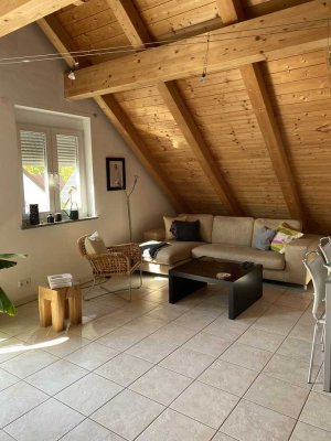 Gepflegte 2,5-Zimmer Dachgeschosswohnung mit Balkon in Hebertshausen