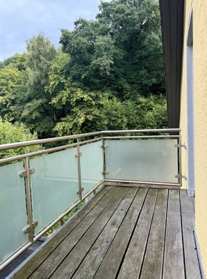 Helle Dachgeschosswohnung mit Balkon & herrlichem Ausblick ins Grüne - ab sofort frei!