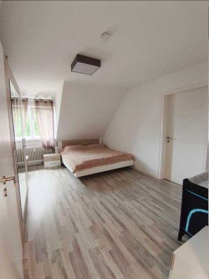 Helle 4-Zimmer-Dachgeschosswohnung mit Gartenmitbenutzung – befristet bis 31.03.25
