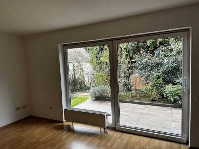 Single-2-Zimmer-Erdgeschosswohnung im Hinterhaus mit Terrasse, Garten & Einbauküche
