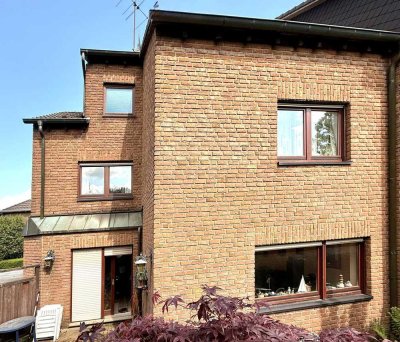 Optimal geschnittenes Familienhaus mit Einliegerwohnung, Stellplätzen und schönem Garten