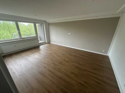 Exklusive, neuwertige 4-Zimmer-Wohnung mit zwei Balkonen und EBK in Bremen