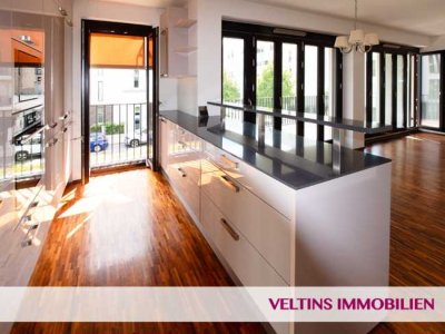 Charmante und luxuriös ausgestattete  4-Zimmer-Wohnung mit großem Sonnenbalkon und 2 TG-Stellplätzen