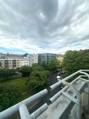 2-Zimmer im Dachgeschoss mit Balkon * ohne Aufzug * Einbauküche * Nahe Schloßstraße * Befrist. 5 J.
