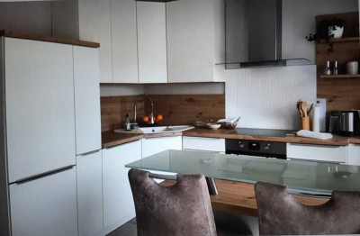 Lichtdurchflutete 3,5-Zimmer-Terrassenwohnung mit geh. Innenausstattung mit Balkon und EBK