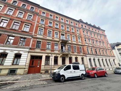 "Langfristig vermietete 3-Raum-Wohnung mit Balkon, Stellplatz und EBK - renovierungsbedürftig"