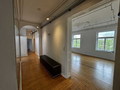 Altbau-Charme pur: 4-Zimmer-Wohnung mit Dielenboden & Stuckdecken