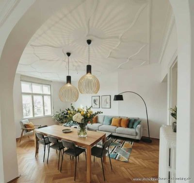 Bestlage Bogenhausen: Lichtdurchflutete Altbauwohnung in historischem Anwesen