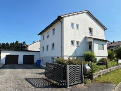 Markt Schöllnach: Großzügiges Wohnhaus m. 2 Garagen, Solar u. herrlichem Garten - naturnahe Wohnlage