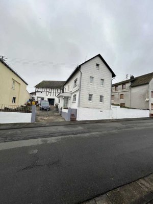 Charmantes Bauernhaus von 1900 mit großem Garten, Scheune und Garage