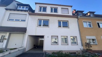 Gepflegtes 3-Familienhaus mit 2 Garagen - 1 Wohnung frei lieferbar