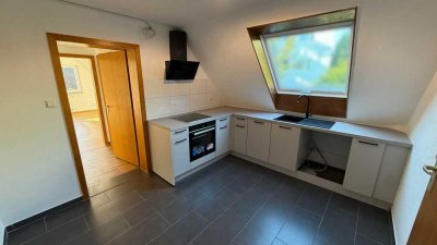 Exklusiv renovierte 2-Zi-DG mit EBK & Stellplatz in Kornwestheim