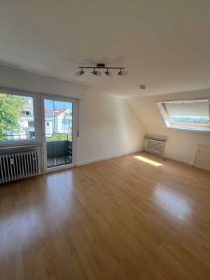Helle 2-Zimmer Dachgeschoss Wohnung mit Balkon