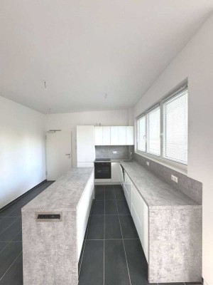 **Dachgeschosswohnung mit Top Ausstattung mit EBK/ 3,5-Zimmer **