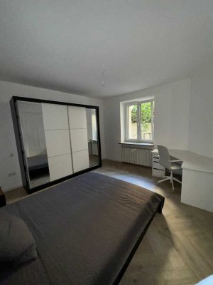 Sehr schöne, komplett renovierte 2 Zi.-Wohnung, in Schwabing-West,  möbliert