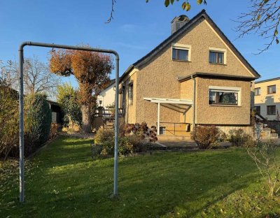 Frei stehendes Einfamilienhaus mit Gestaltungspotential und Garten