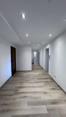 Vollständig renovierte 2-Zimmer-Wohnung mit Einbauküche, Terrasse & Garten in ruhiger Lage