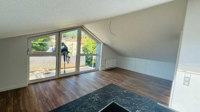 ANeue und komplett Möbliert 2-Zimmer-Dachwohnung mit Küche, Balkon und Stellplatz