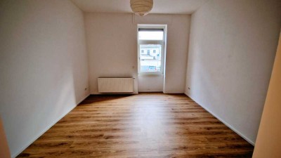 Komplett  renoviertes Apartment für Singles mit Küche und Garage