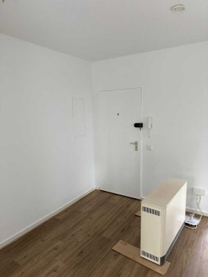 Erstbezug nach Sanierung: Geschmackvolle 2-Raum-Hochparterre-Wohnung mit geh. Innenausstattung