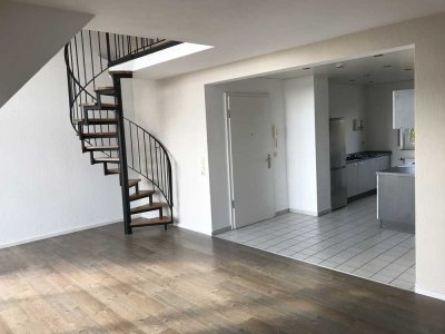 Über den Dächern Frankfurts: 2,5-Zimmer-Maisonette-Wohnung mit Balkon in Frankfurt von Privat