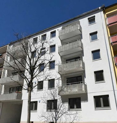 Erstbezug nach energetischer Sanierung: Helle moderne 4-Zimmer-Wohnung mit Balkon in Top-Lage