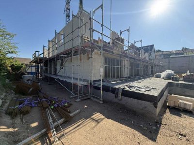 FAMILIENGLÜCK ! 4-Raum-Erdgeschosswohnung mit großer Terrasse und eigenem Gartenanteil in Feucht