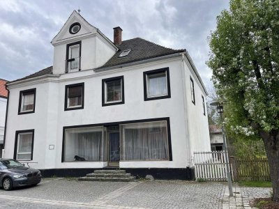 Zentrales Wohn- und Geschäftsgebäude mit Gewerbehalle und PV-Anlage