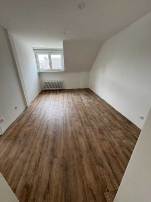 Erstbezug nach Sanierung: Ansprechende 2-Zimmer-DG-Wohnung mit geh. Innenausstattung