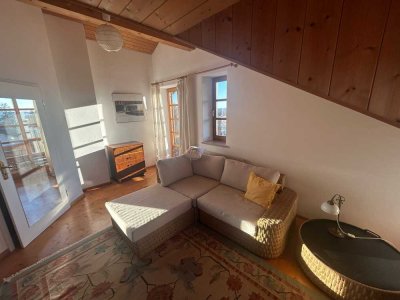 Geschmackvolle möblierte Dachgeschoss- Wohnung mit Gebirgsblick