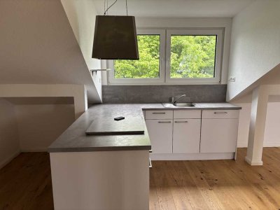 Moderne Dachgeschosswohnung mit Loggia und Einbauküche in guter Lage!
Sofort Verfügbar