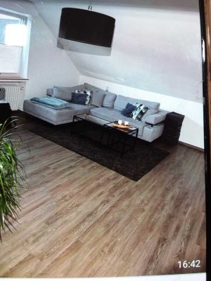 Helle 3-Zimmer Dachgeschosswohnung mit Balkon in G.M. Huette,Einbauk.kann fuer 1500 Euro ueber. Wer.