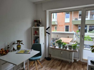 Exklusive, modernisierte 1-Raum-Hochparterre-Wohnung mit geh. Innenausstattung mit Balkon und EBK
