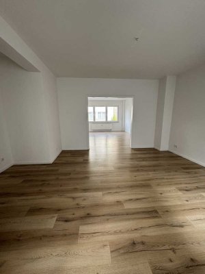 Kernsanierte 3-Zi Wohnung mit Balkon in begehrter Lage von Mülheim.