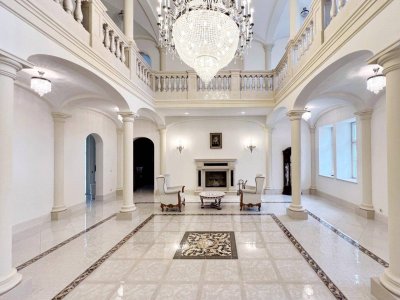 Außergewöhnliche Luxusvilla mit Gästehaus, Indoor-Pool und 3.788 m² Parkgrundstück