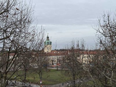 Große Altbauwohnung mit Blick auf Schloss Charlottenburg