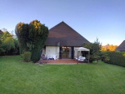 EIN ZUHAUSE MIT CHARAKTER - STILVOLLER BUNGALOW IN EXKLUSIVER AUSSICHTSLAGE