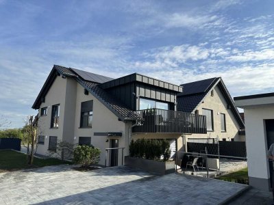 Geräumige, exklusive und neuwertige 4-Raum-Wohnung mit lux. Innenausstattung mit EBK