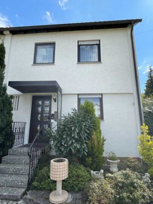 Geräumige Doppelhaushälfte mit Einzelgarage, Terrasse & Balkon – Familienidylle in Schwaikheim