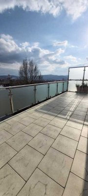 FLEYER VIERTEL! WOHLFÜHLOASE MIT GROSSZÜGIGER DACHTERRASSE!
