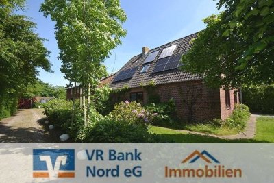Modernisiertes Einfamilienhaus mit ausgebautem Nebengebäude auf großem Grundstück in Rodenäs