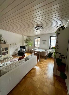 Altstadt-Juwel: Großzügige 3-Zimmer-Wohnung mit Parkett & Balkon – Ruhig wohnen am Puls der Stadt