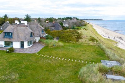 Hamptons auf Sylt - Reetgedeckte Haushälfte in erster Reihe mit Meerblick und Strandzugang