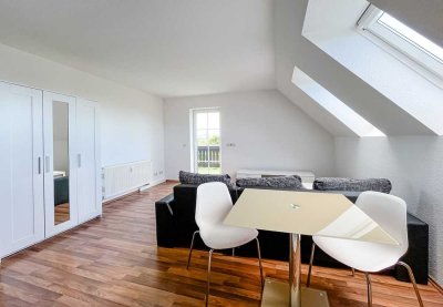 Neu renovierte 1-Raum-DG-Wohnung mit Balkon * EBK & neu möbliert * Bad m. Fenster & Wanne * PKW-SP