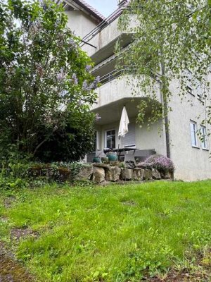 Gepflegte 2 Zimmer Einliegerwohnung mit EBK, DU/ WA, EBK sowie Stellplatz in Aidlingen, WM ca.980€
