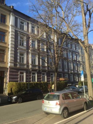 Nähe City, Dachgeschoß-Wohnung mit Loggia und Fernblick in Würzburg